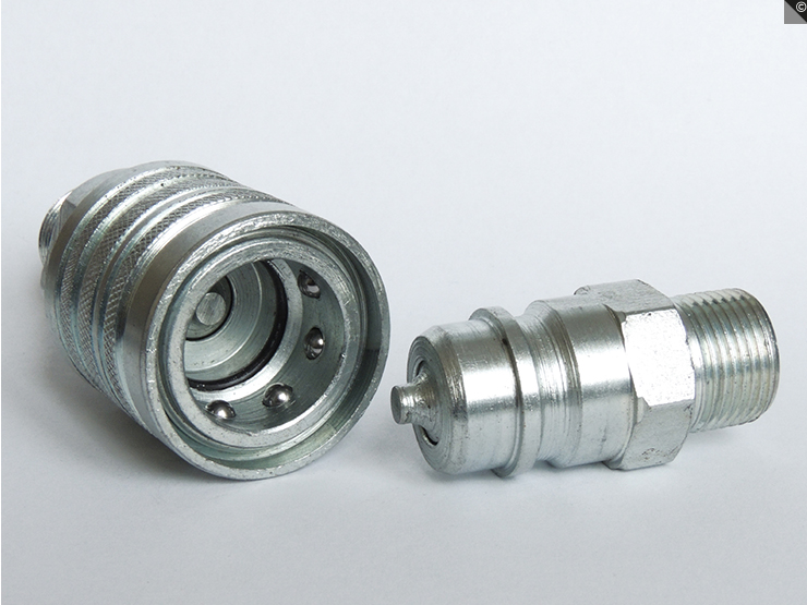 Raccord métallique serti au bout d’un flexible hydraulique