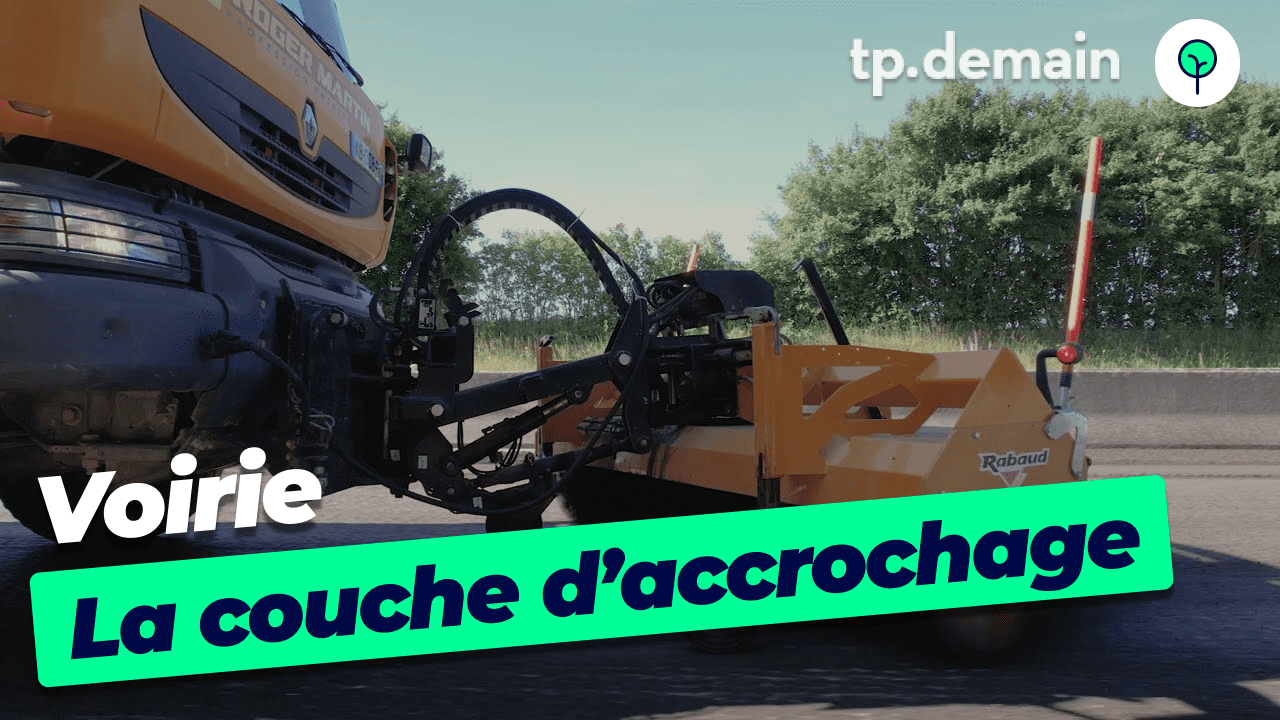 Schéma illustratif de la mise en œuvre d'une couche d'accrochage sur route, garantissant sa durabilité.
