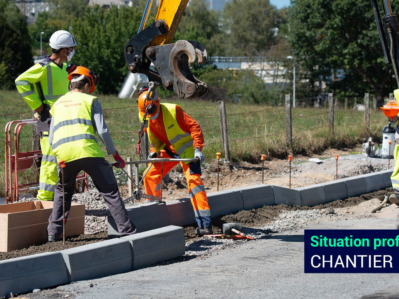 Une photo de chantier de pose de bordures. Avec 3 ouvriers qui pose la bordure et une pelle hydraulique qui manutentionne la bordure.