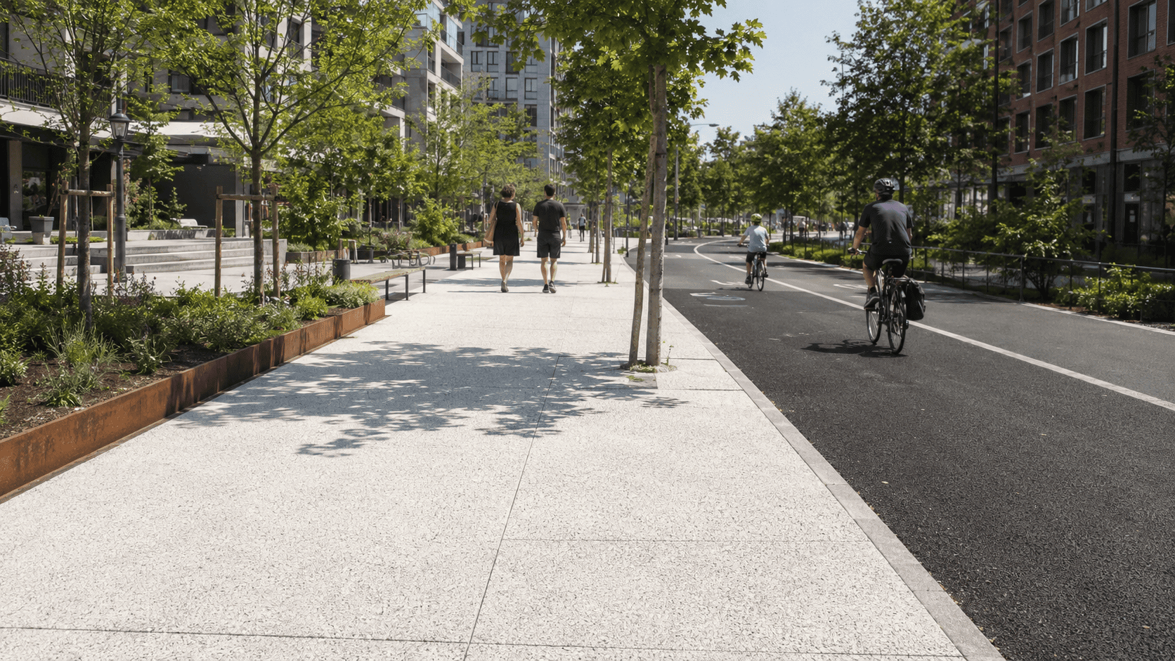 Aménagement urbain associant un revêtement clair, de la végétation et une chaussée sombre pour illustrer la lutte contre les îlots de chaleur urbains.